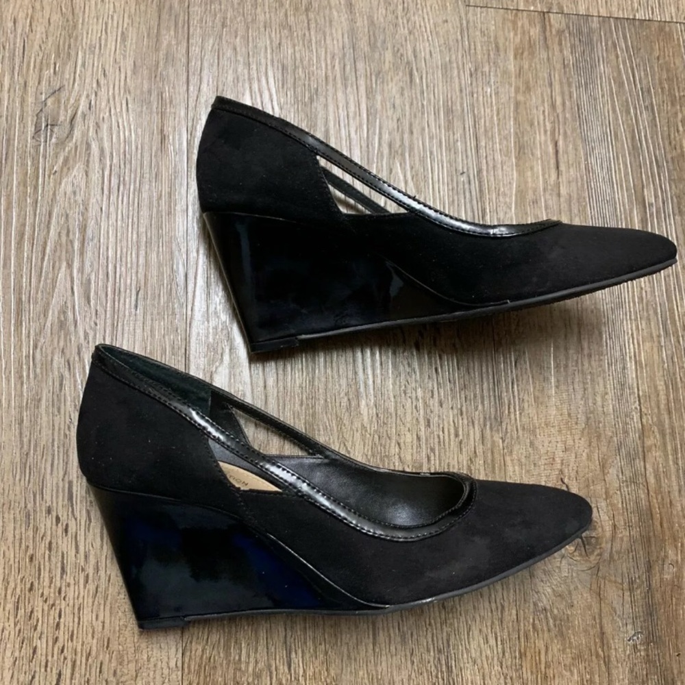 BCBGeneration Wedges Shoes 8.5 Black Suede Patent